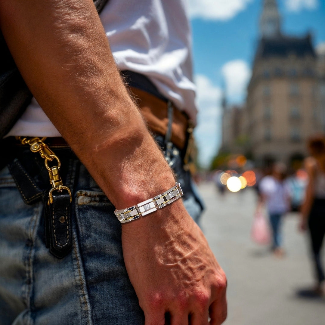 Bracelet homme luxe GOLDLINK argent et doré poignet homme caucasien PAris