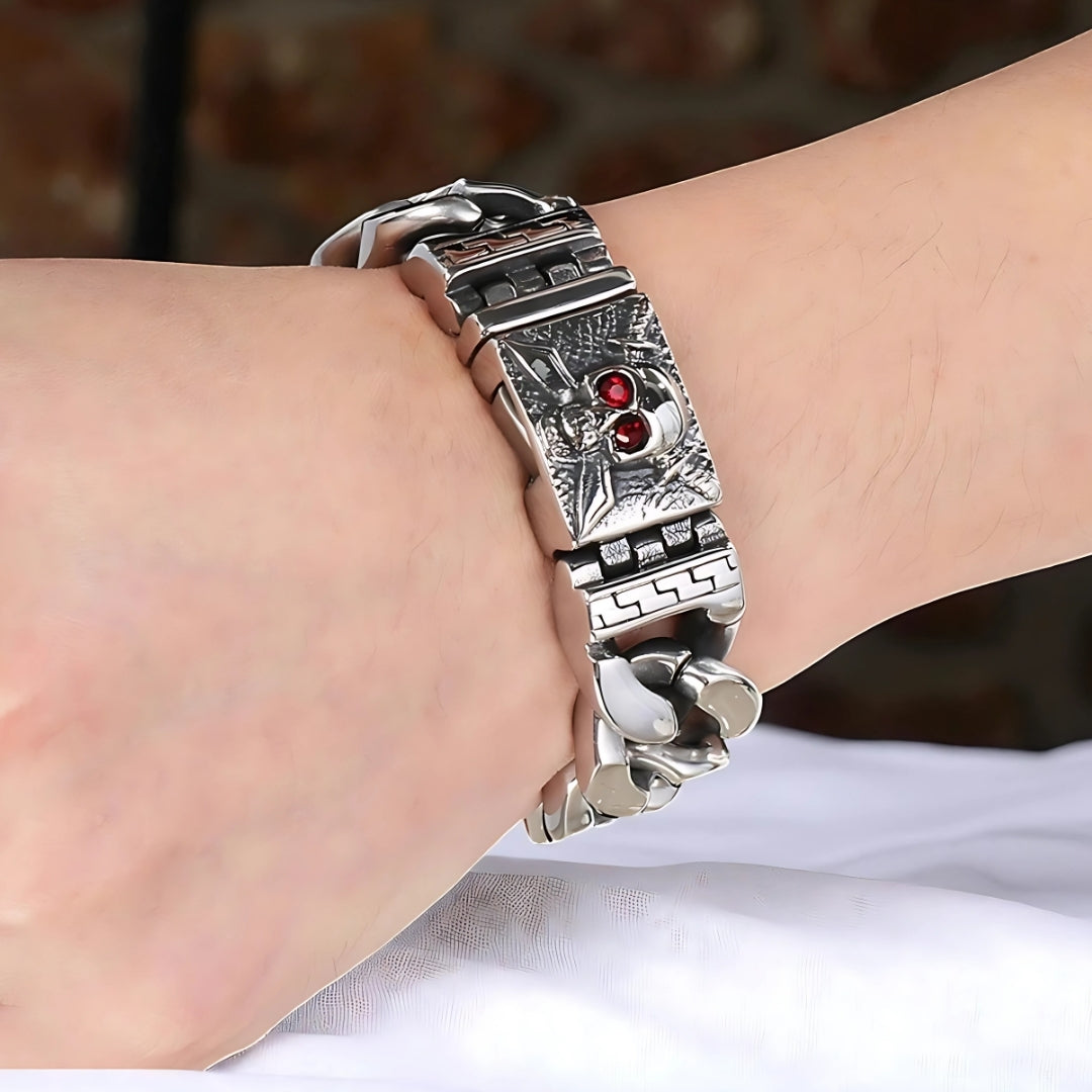 Bracelet homme luxe PIRATO SKULL argent poignet mur briques presentation