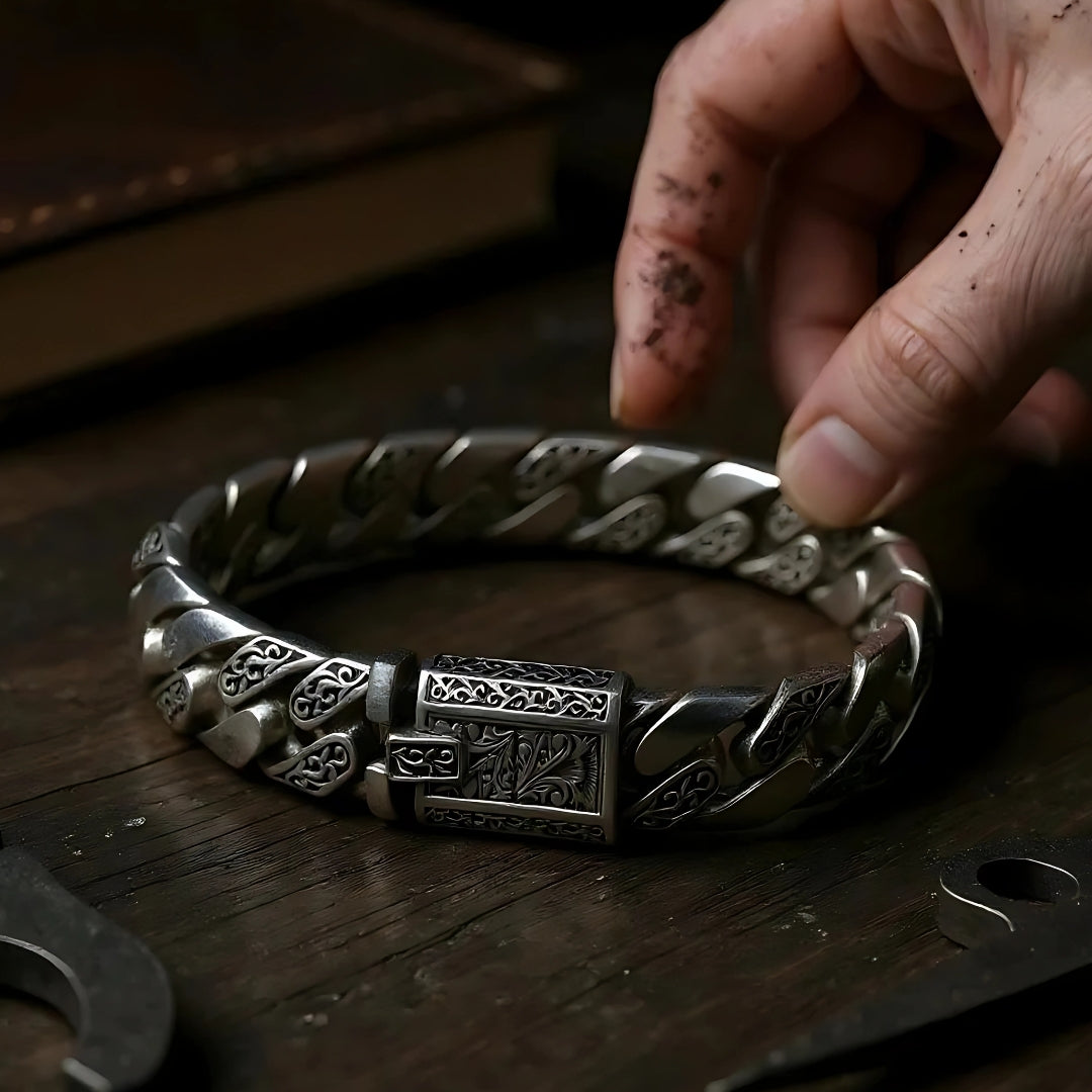 Bracelet homme luxe fleurs de lys table vieux bois presentations