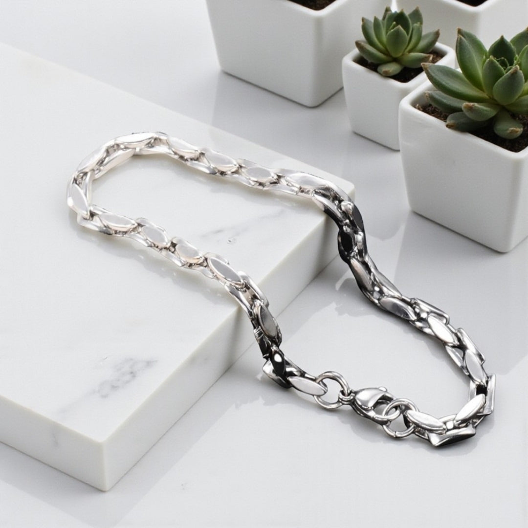 Bracelet_homme_maillons_carres_et_ovales_variante argent table marbre plantes