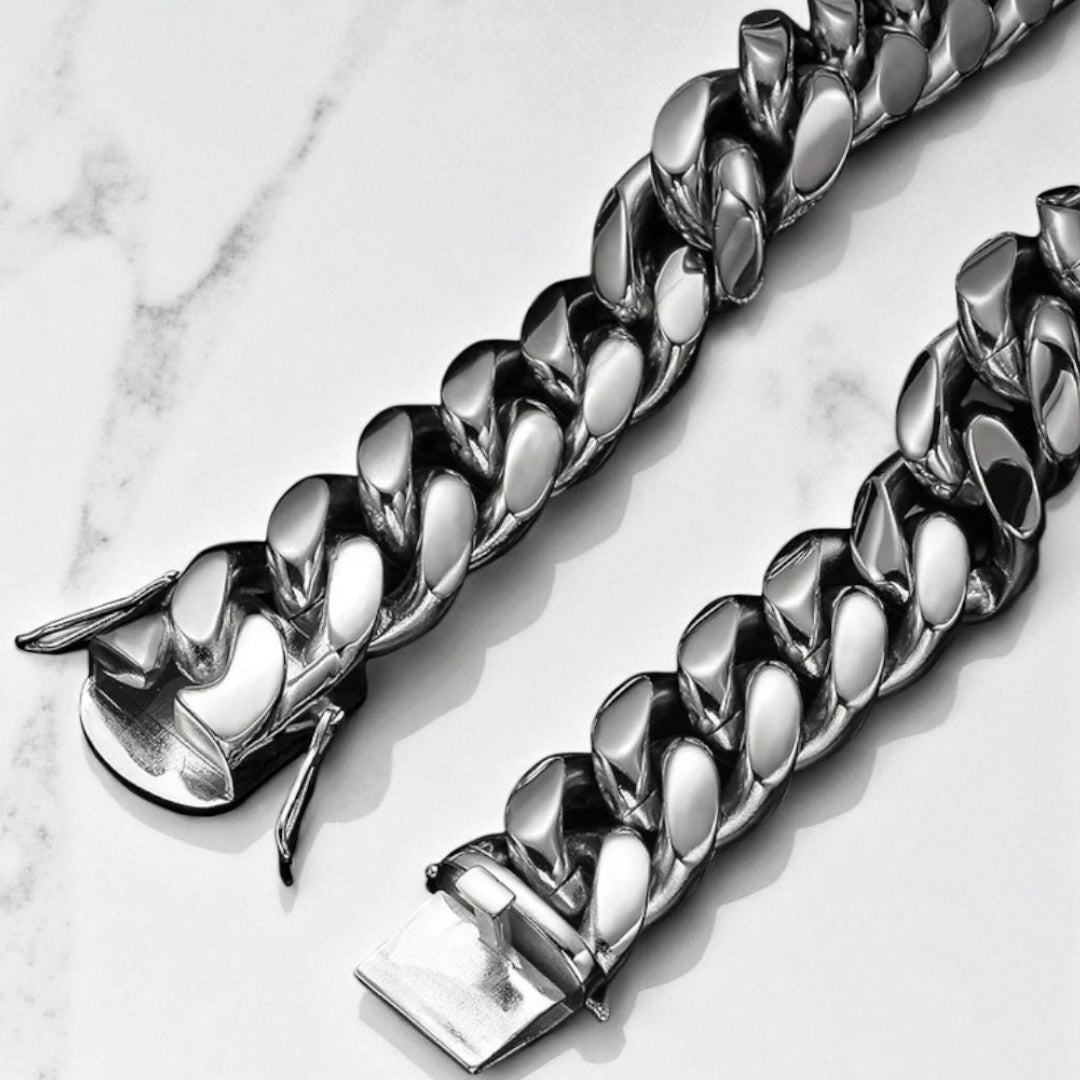 CHAINE HOMME MAILLONS CUBAINS ARGENT TABLE MARBRE PRESENTATION DETAILS FERMOIR