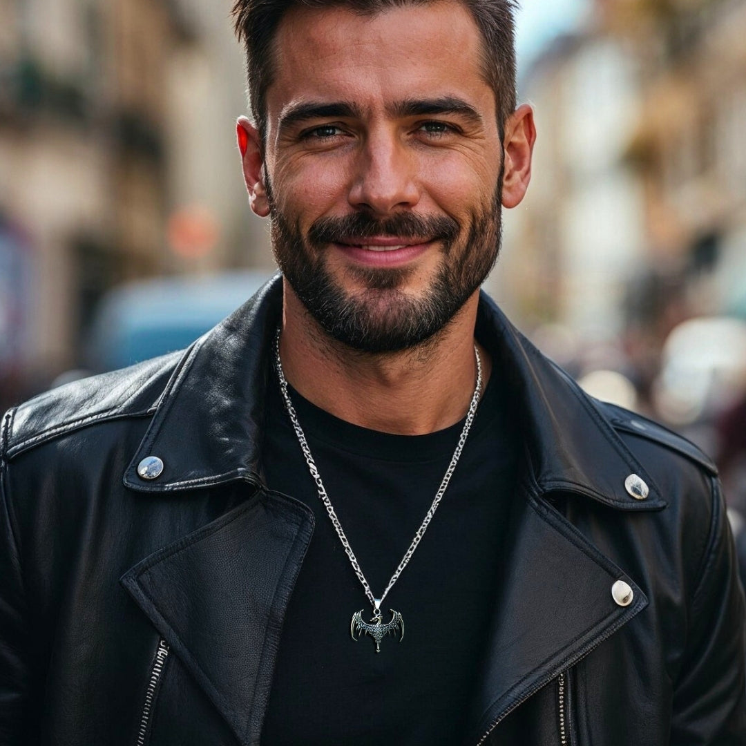 COLLIER-HOMME -PENDENTIF-dragon-ailes-ouvertes-HOMME-BARBE-SOURIRE- veste-cuir