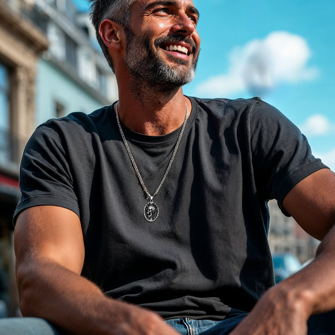 COLLIER-homme-pendentif-crâne-tête de mort-3D- shirt-gris foncé-jeans-confortable-