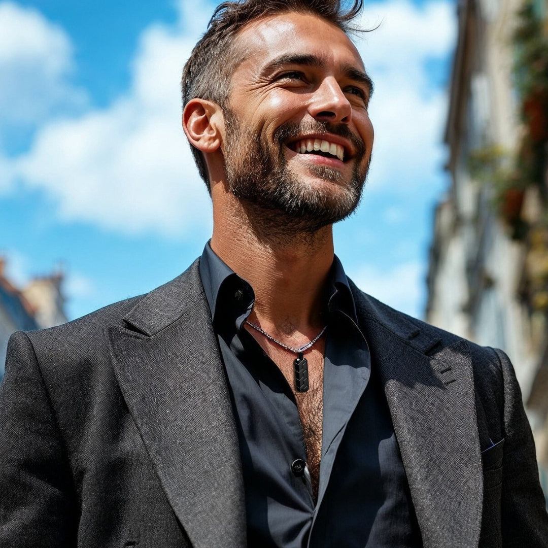 COLLIER HOMME-PENDENTIF – GÉOMÉTRIQUE-noir-homme-élégant-belle-journée-ciel-bleu