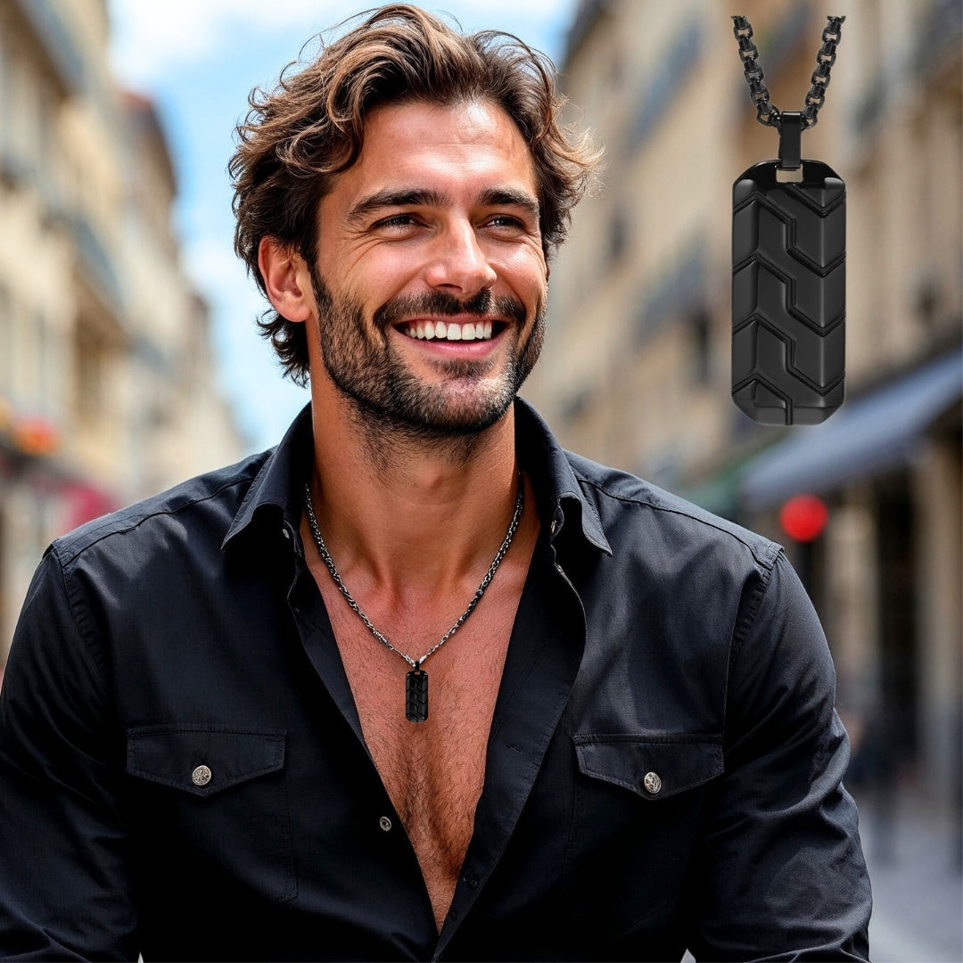COLLIER HOMME-PENDENTIF – GÉOMÉTRIQUE-noir-homme-élégant-chemise-noire