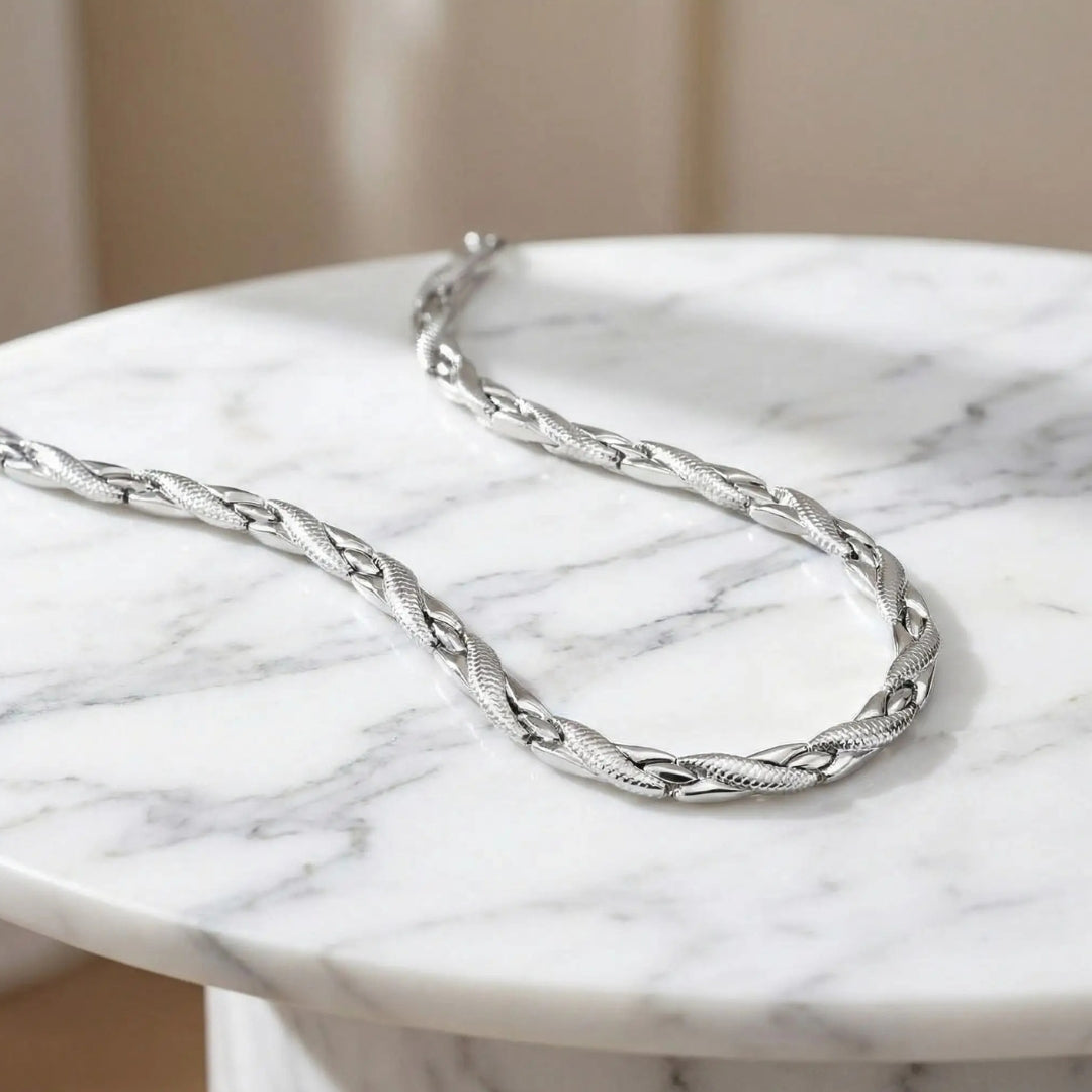 Chaine collier homme design simple court moderne table blanche marbre