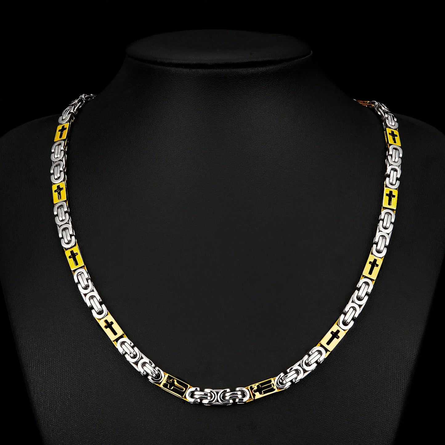 Chaine homme BYZANTINE CROIX or argent presentation noir