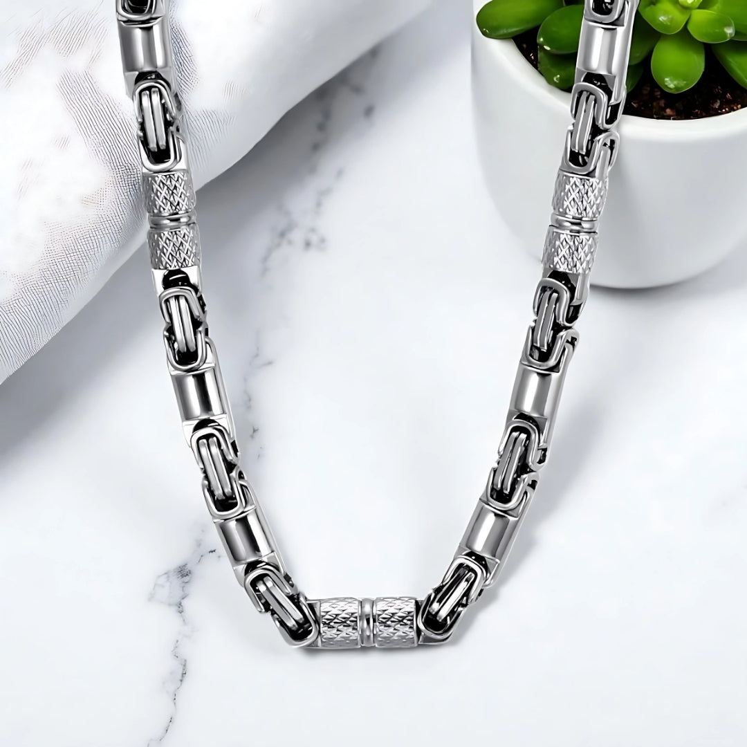 Chaine homme byzantine RLX variante argent presentation table marbre plantes succulentes linge