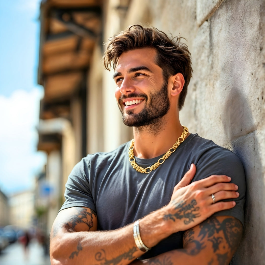 Chaine homme collier maillons entrelacés alterné doré homme souriant rue été