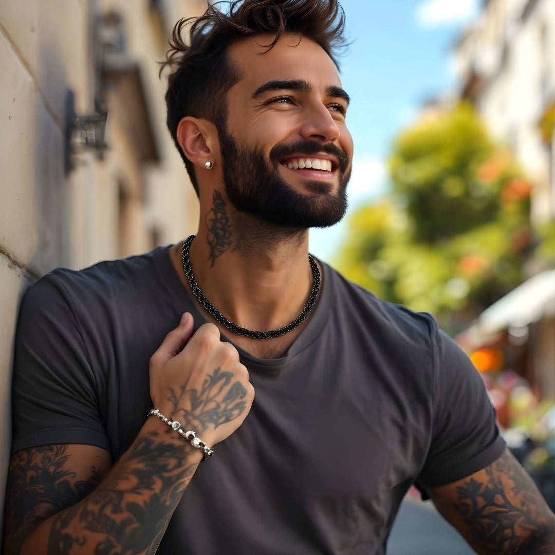 Chaine homme torsade Collier homme noir homme elegant t shirt gris exterieur France