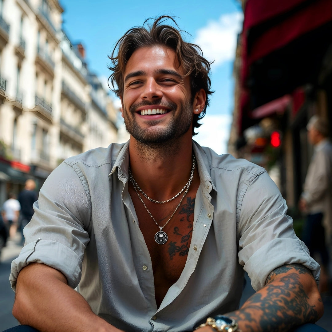 Collier- Homme- pendentif -SKULL FACE™ -tête de mort-crane-médaillon-homme-élégant-paris-sourire-chemise--pâle-confortable-montre