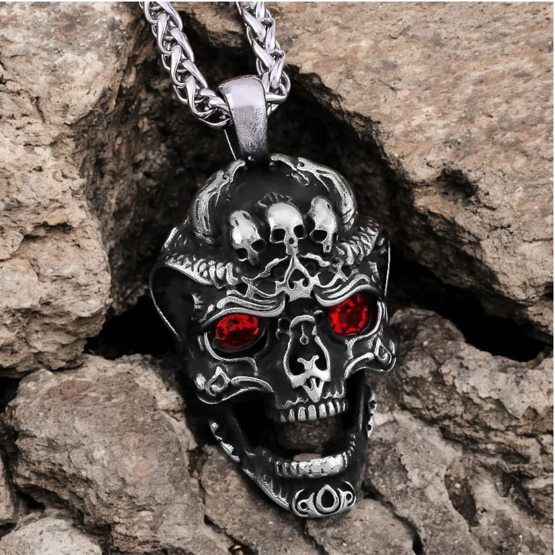 Collier-homme- pendentif-homme-tête -de- mort--yeux-rouge-argent-rocher