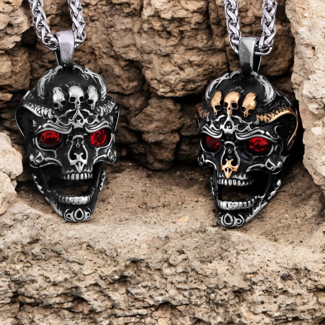 Collier-homme- pendentif-homme-tête -de- mort--yeux-rouge-duo-rocher