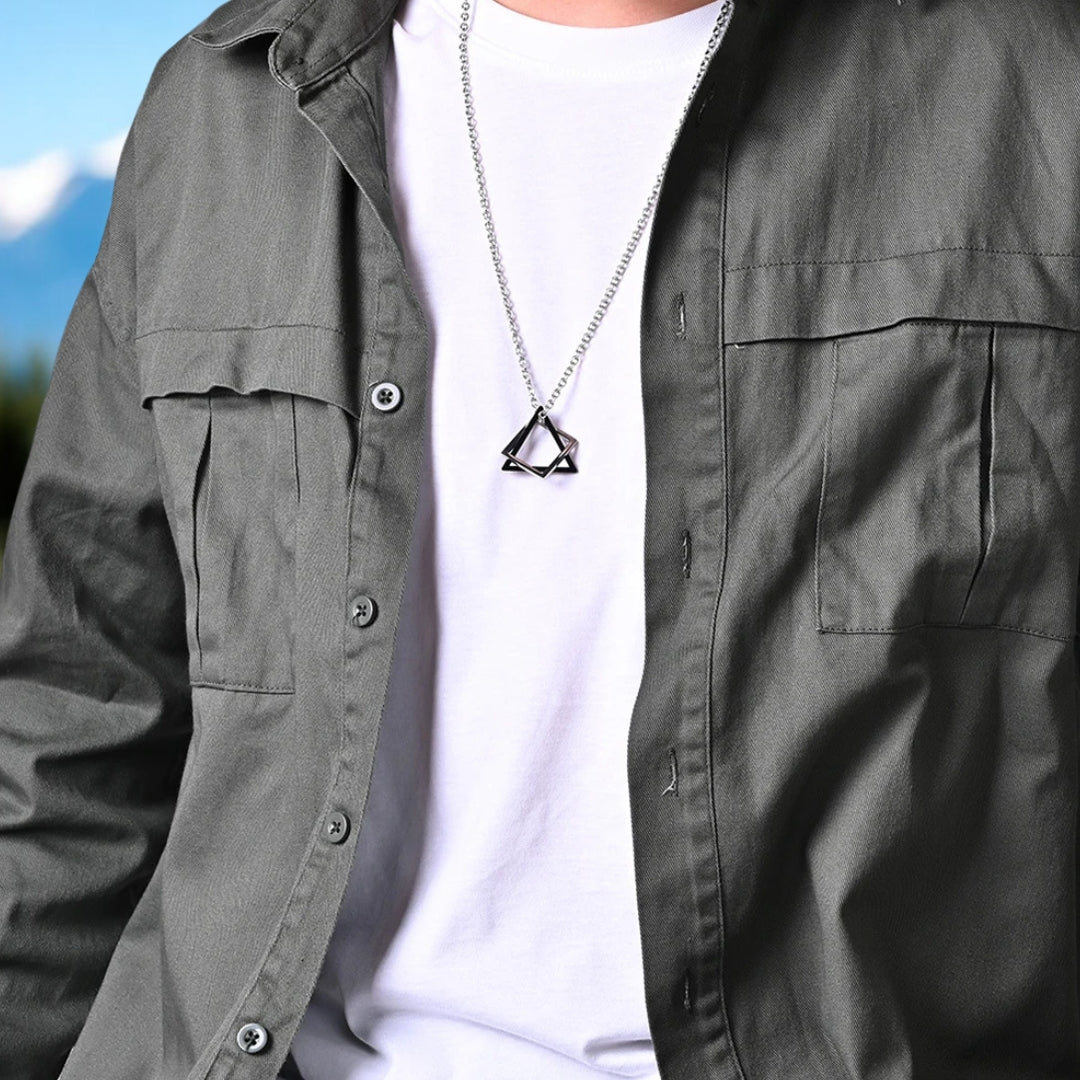 Collier-homme-pendentif-acier_inoxydable-g_om_trique-carr_-triangle-noir-homme-montagne-chemise