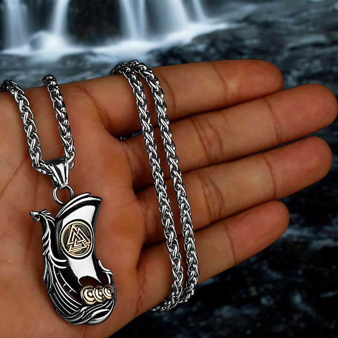 Collier-homme-pendentif-bateau-viking-drakkar-argent et or-VIKBOT-main-droite-chutes-eau