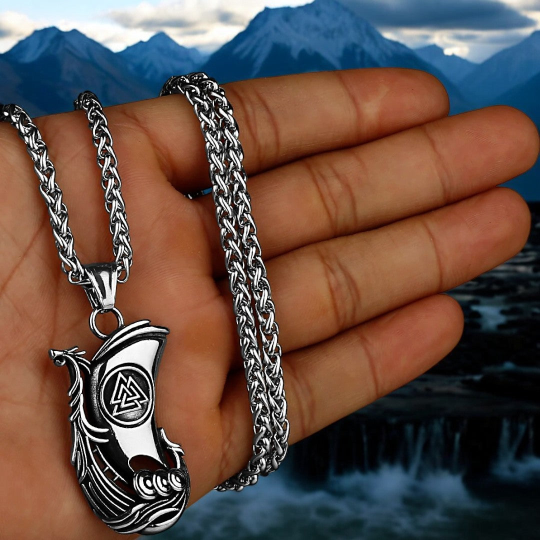 Collier-homme-pendentif-bateau-viking-drakkar-argent -VIKBOT-main-droite