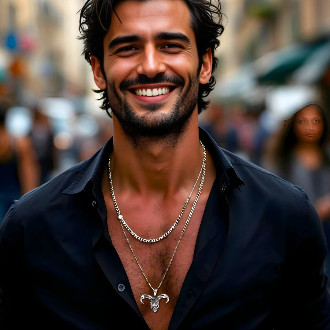 Collier-homme-pendentif-démon-cornes-acier-homme-élégant-chemise-noir-Européen-foule-rue