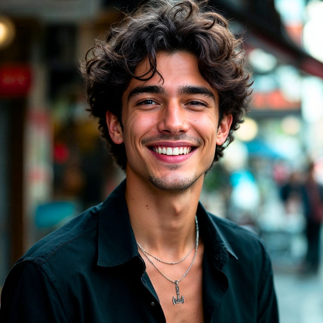 Collier-homme-pendentif-hache-viking-jeune-homme-chemise-noire-élégant-souriant