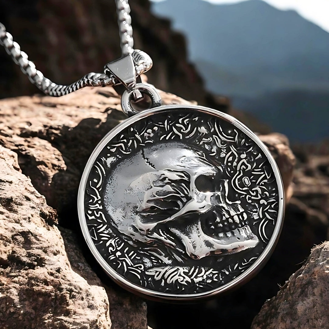 Collier-homme-pendentif-tête-de-mort-coté-1-sur-rocher-montagne