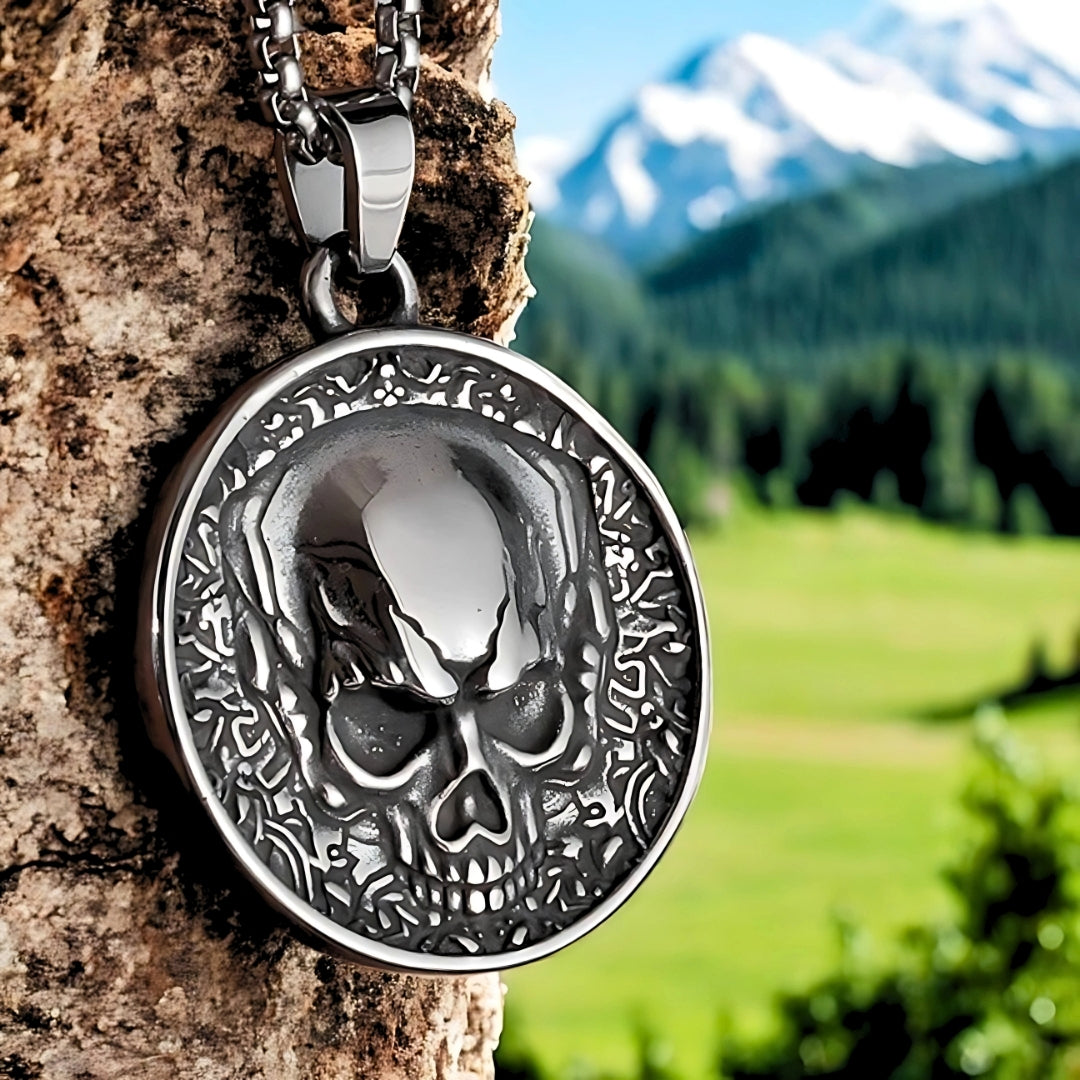 Collier-homme-pendentif-tête-de-mort-coté-2-sur-rocher-montagnes