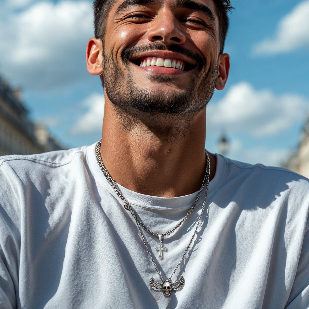 Collier-homme-pendentif-tête-de-mort-skull-crâne-ailes-deux-colliers-homme-élégant shirt-blanc-sourire-Européen