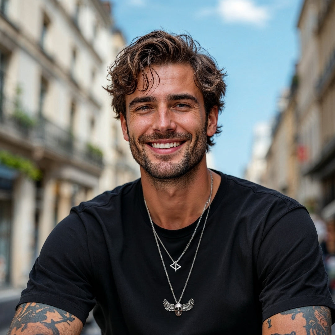 Collier-homme-pendentif-tête-de-mort-skull-crâne-ailes-homme-élégant shirt-noir-tatouages-Européen