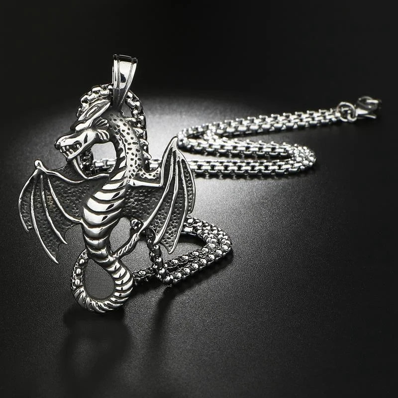 Collier homme, pendentif DRAGON MAJESTIQUE™ sur table noire brillante