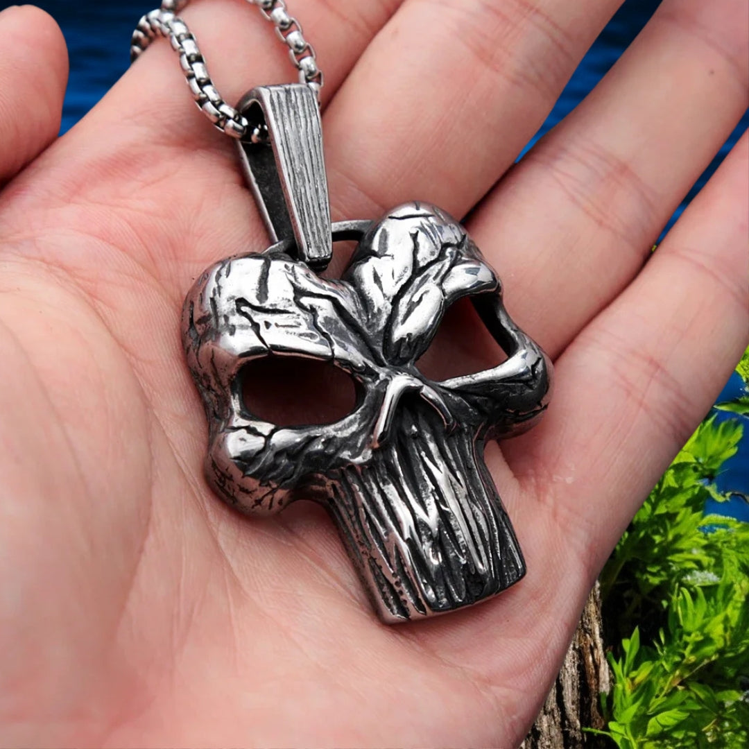 Collier homme, pendentif LE VICTORIEUX II™ presentation main lac