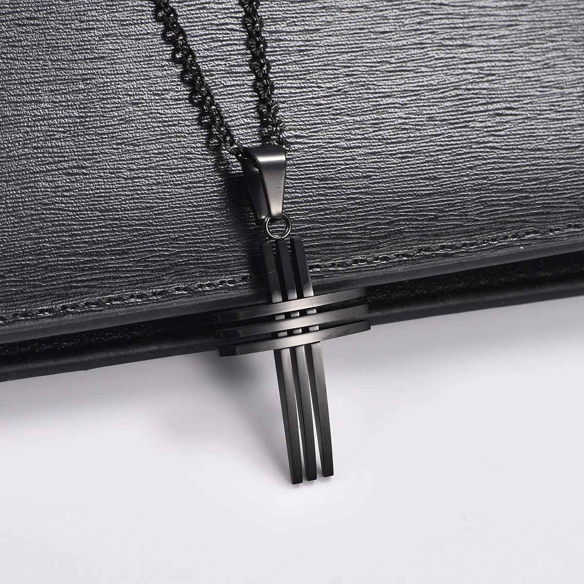 Collier homme pendentif croix "Trinité Moderne" variante noire