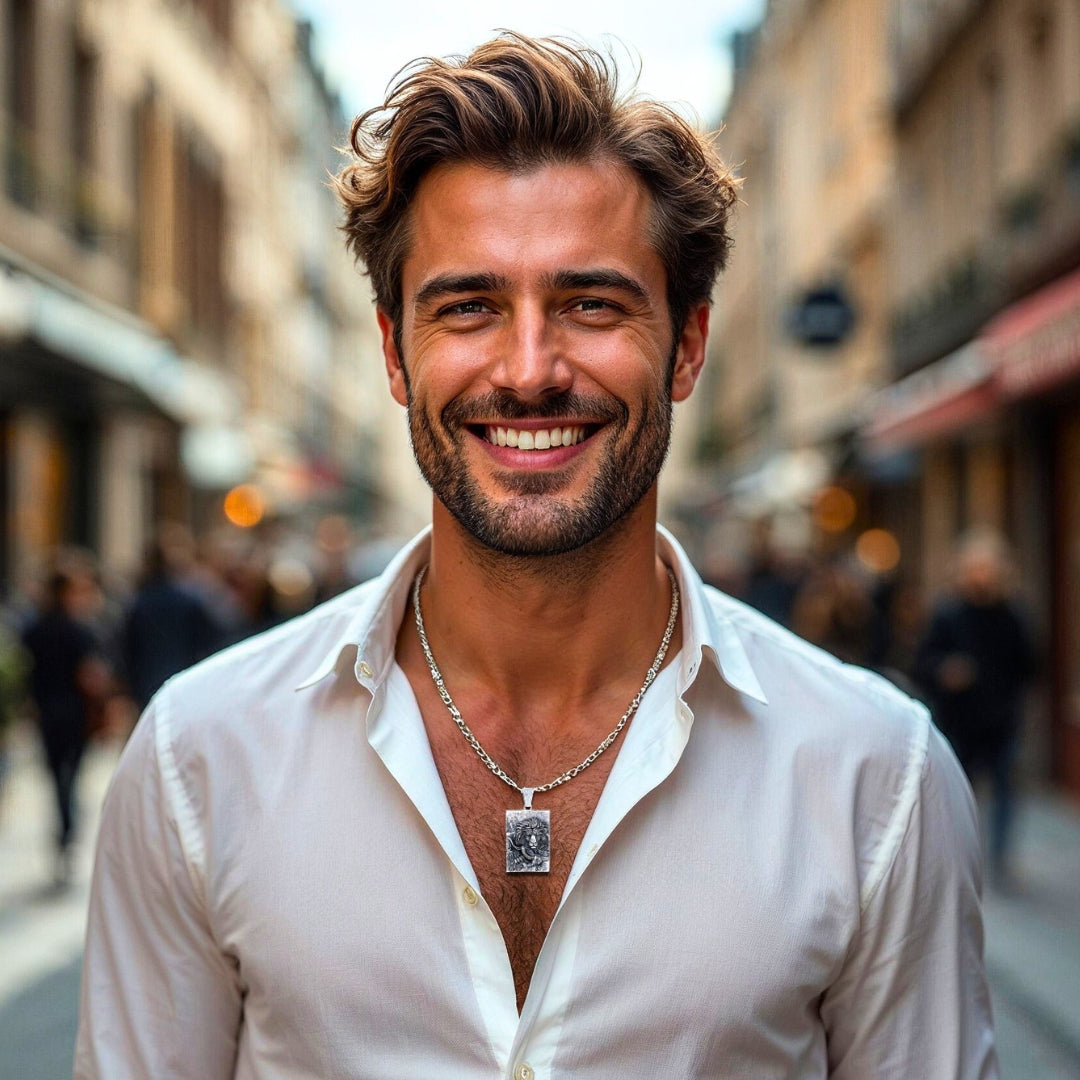 Colliers- homme- pendentif- LION-ET- SERPENT-homme-élégant- chemise- blanche- rue-Paris