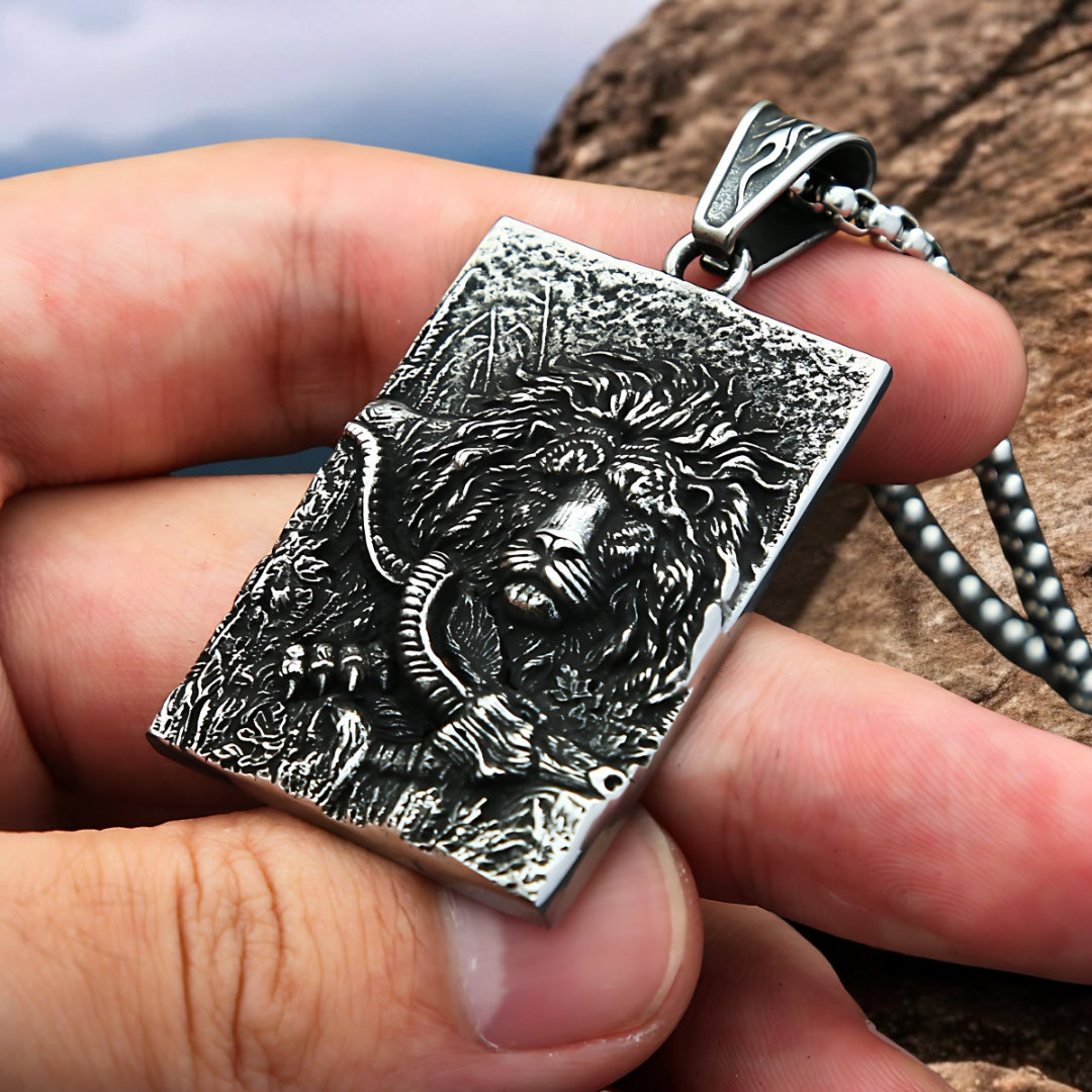 Colliers- homme- pendentif- LION-Et- lion- présentation- doigts- mains- montagnes