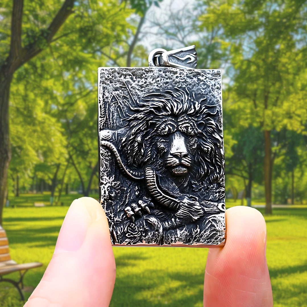 Colliers- homme- pendentif- LION-Et- lion- présentation- doigts- parc