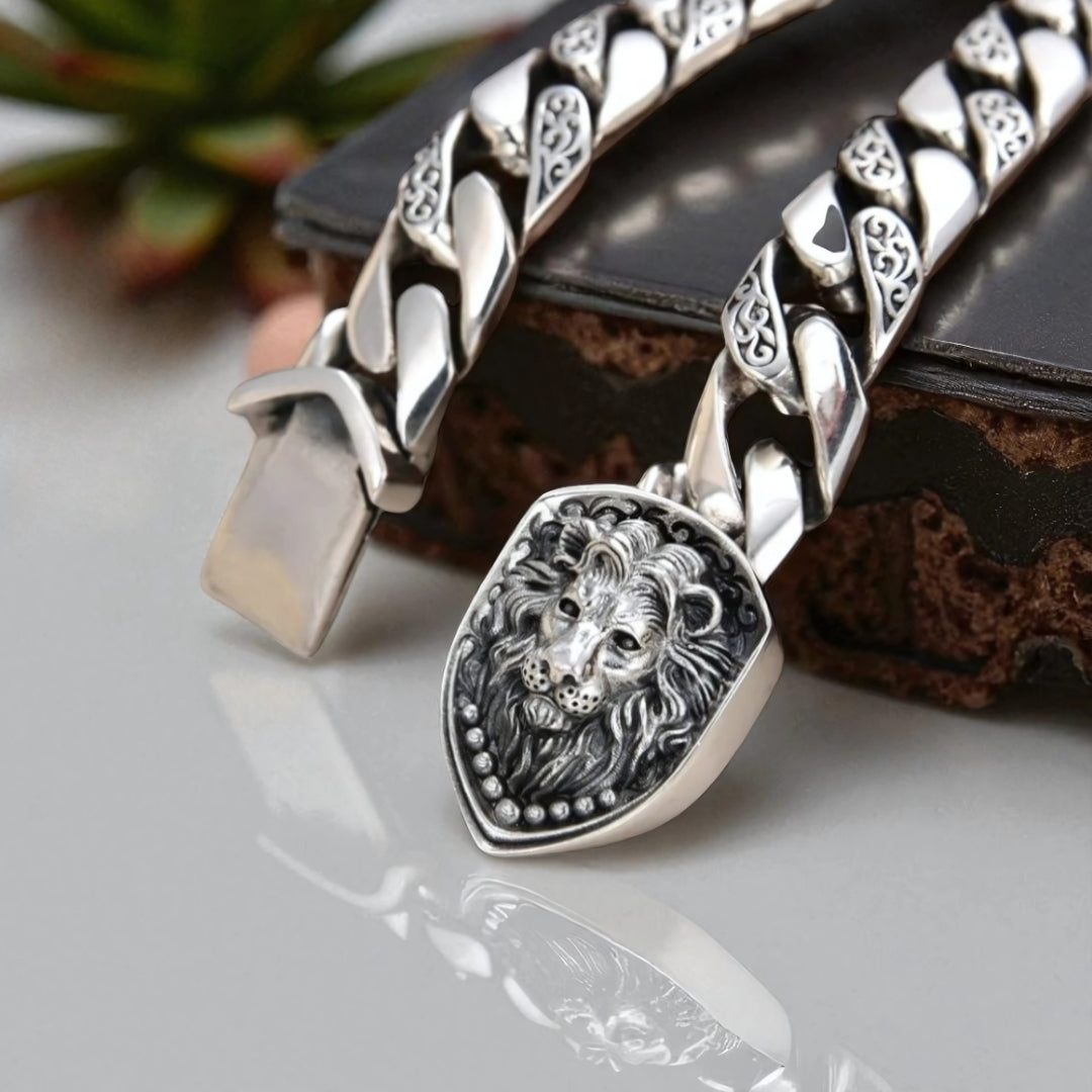 bracelet homme lion fermoir presentation marbre plante
