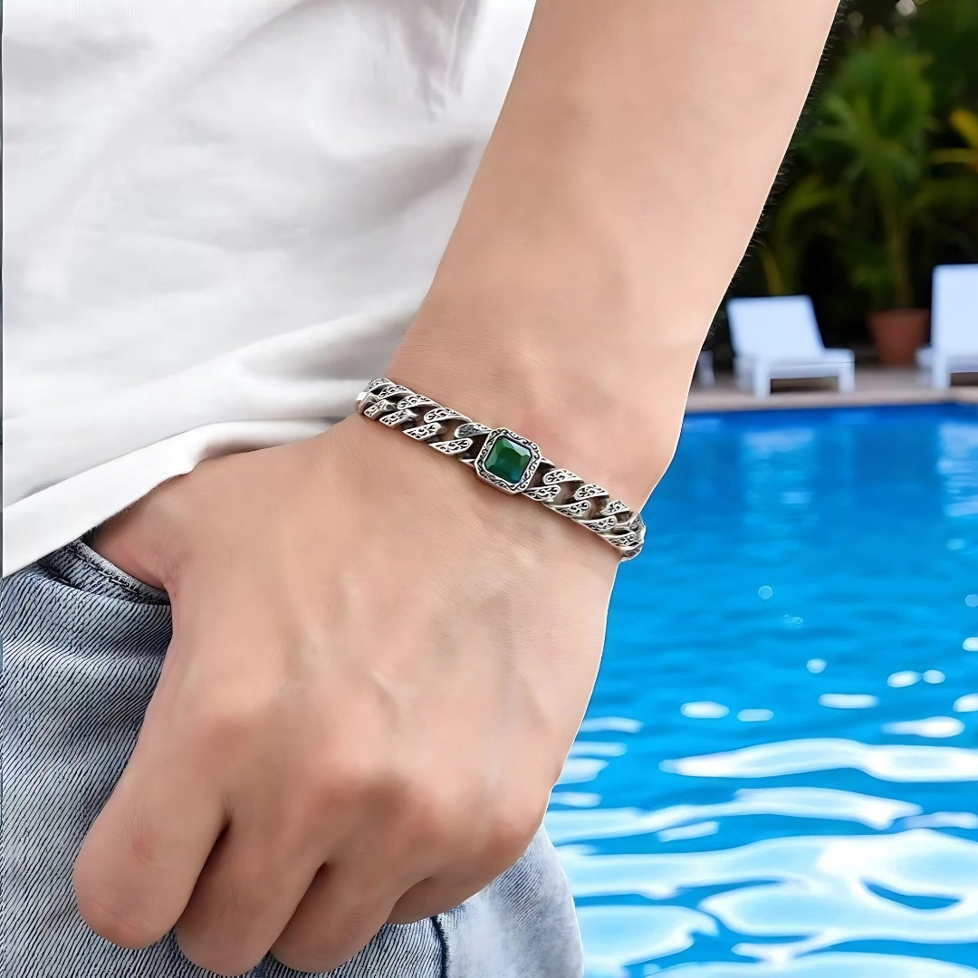 bracelet homme pierre verte carré poignet piscine