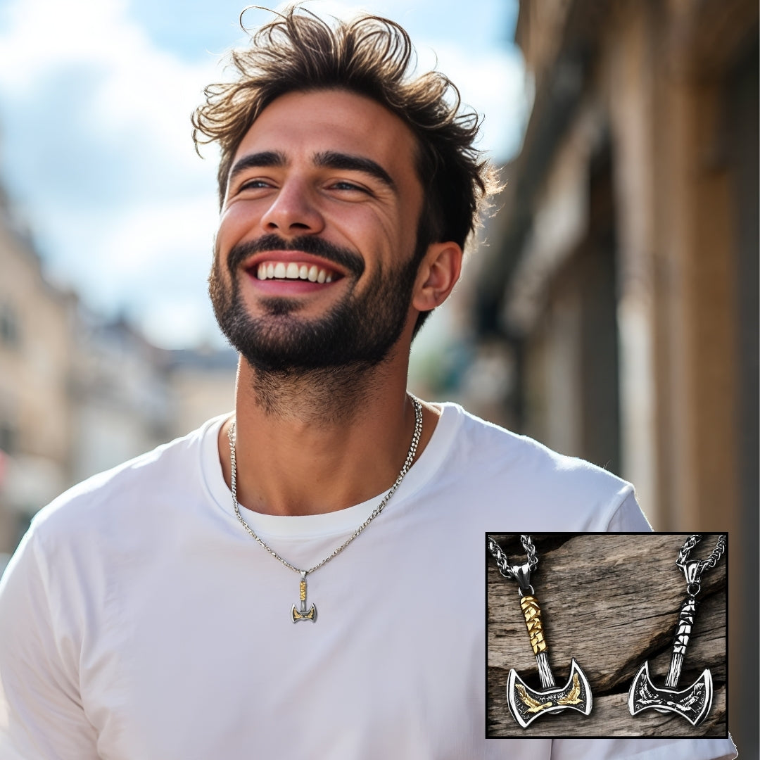 collier-homme-hache-viking-doré-homme-heureux-Paris-tshirt-blanc