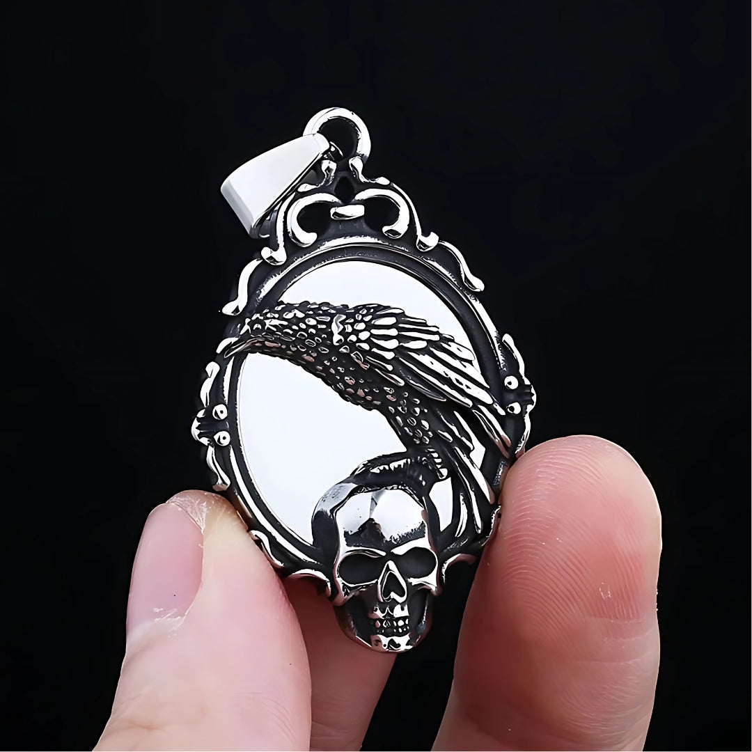 Collier-homme-pendentif-miroir-magique-corbeau-tête-de-mort-doigts