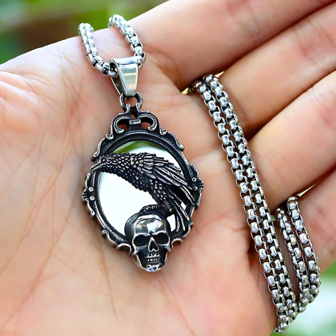 Collier-homme-pendentif-miroir-magique-corbeau-tête-de-mort-main