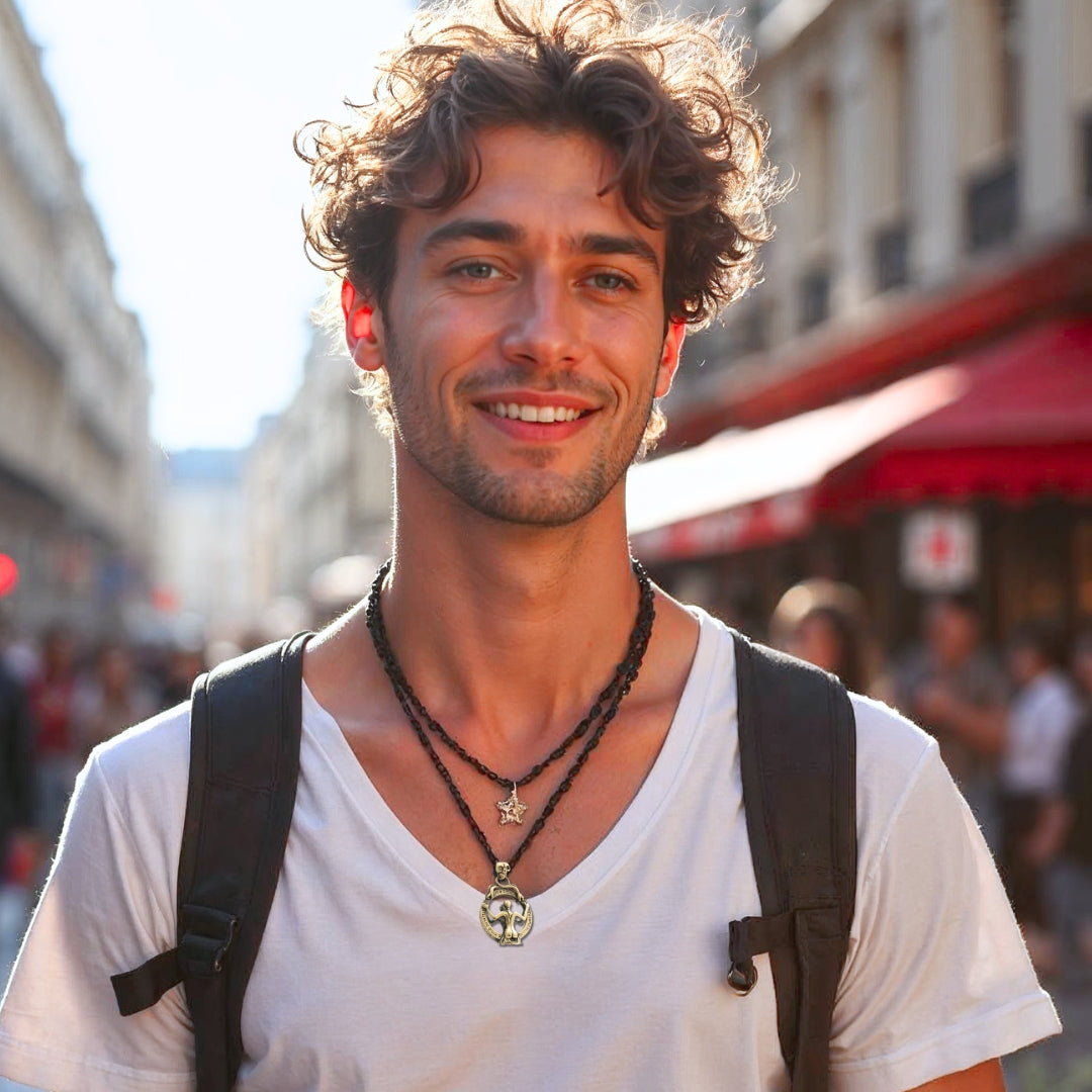 collier-homme-pendentif-miroir-magique-femme-tête-de-mort-homme-jeune