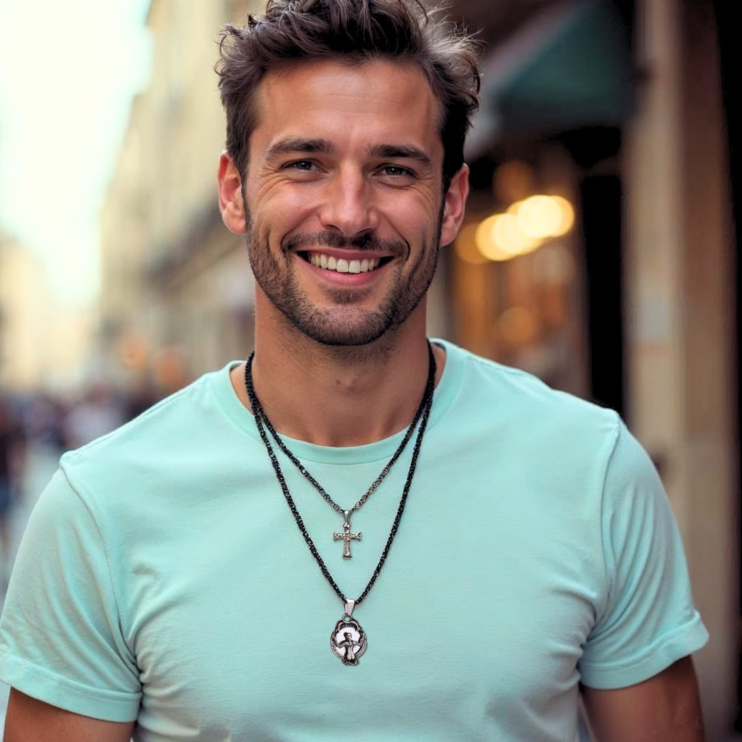 collier-homme-pendentif-miroir-magique-femme-tête-de-mort-homme-t-shirt
