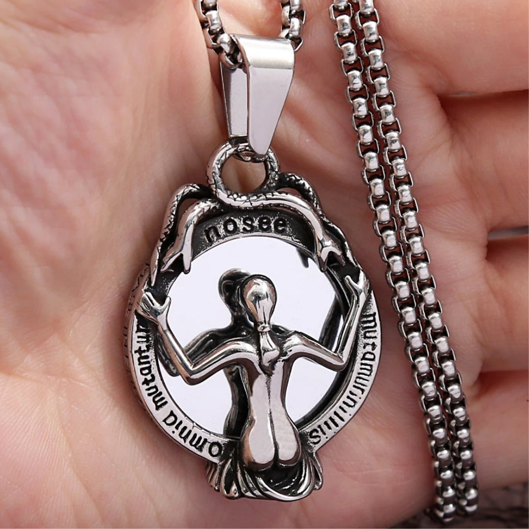 collier-homme-pendentif-miroir-magique-femme-tête-de-mort-main