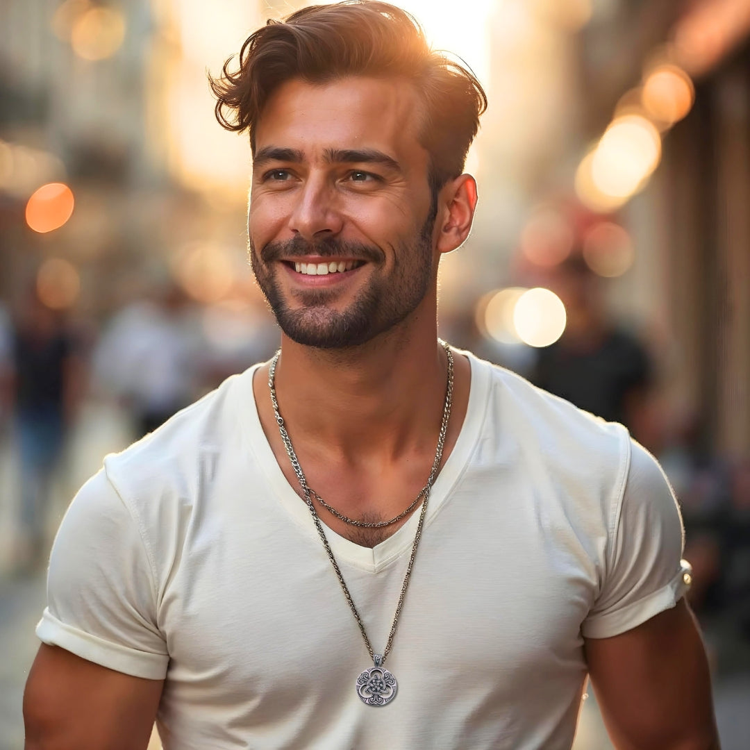 collier-homme-pendentif-pendentif-homme-homme-t-shirt-blanc-rue-de-Paris-nœud celtique,