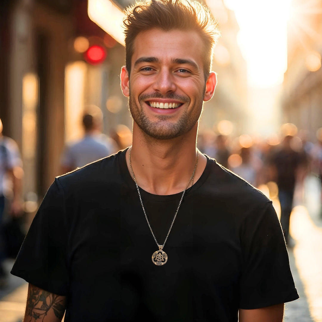 collier-homme-pendentif-pendentif_homme-homme-élégant-t-shirt-Paris-tatoo-collier-noeuf-celtique