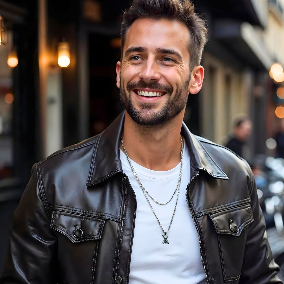 Collier-homme-pendentif-satalace-argent-Veste-cuir-Paris