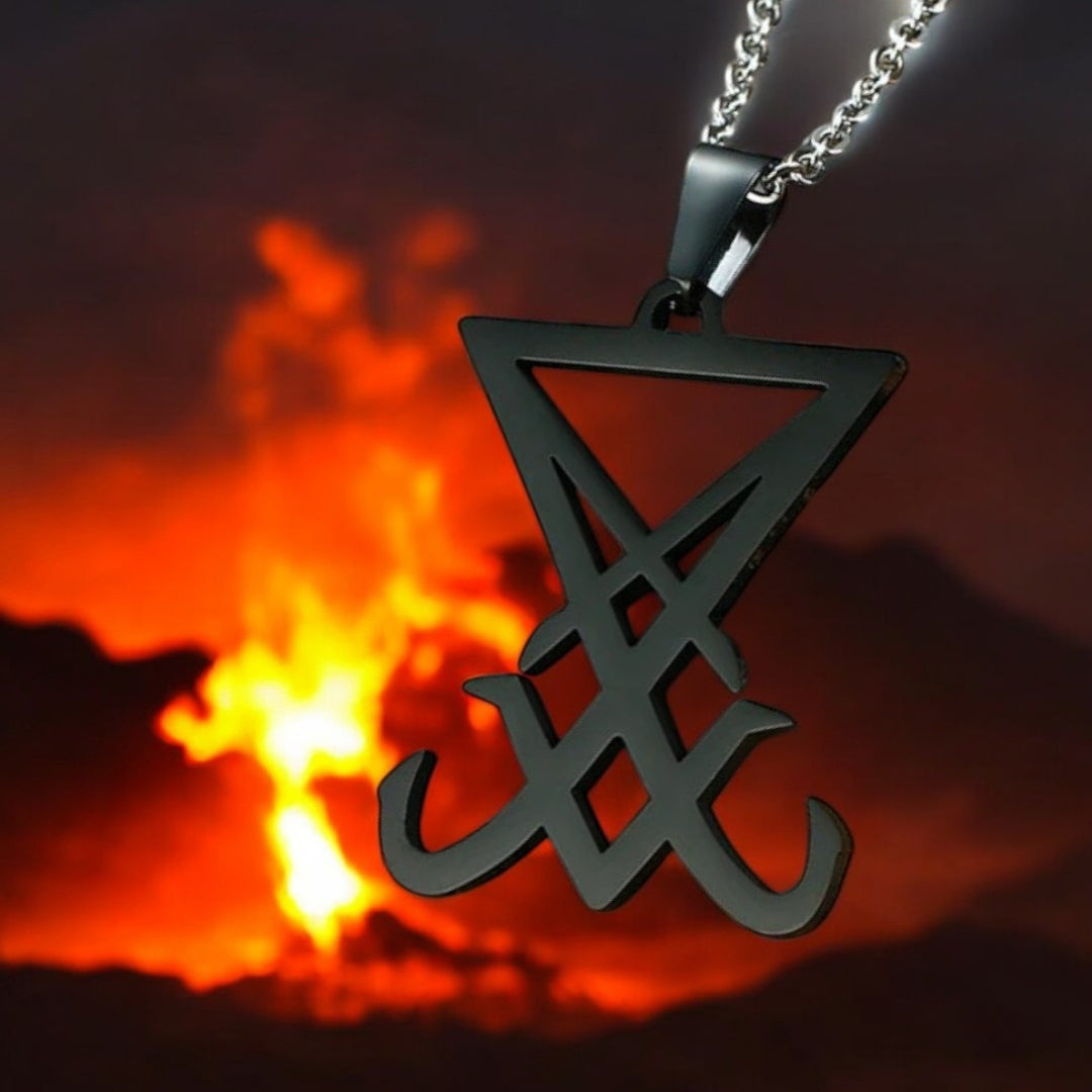 collier-homme-pendentif-satalace-noir-volcan-feu-enfer