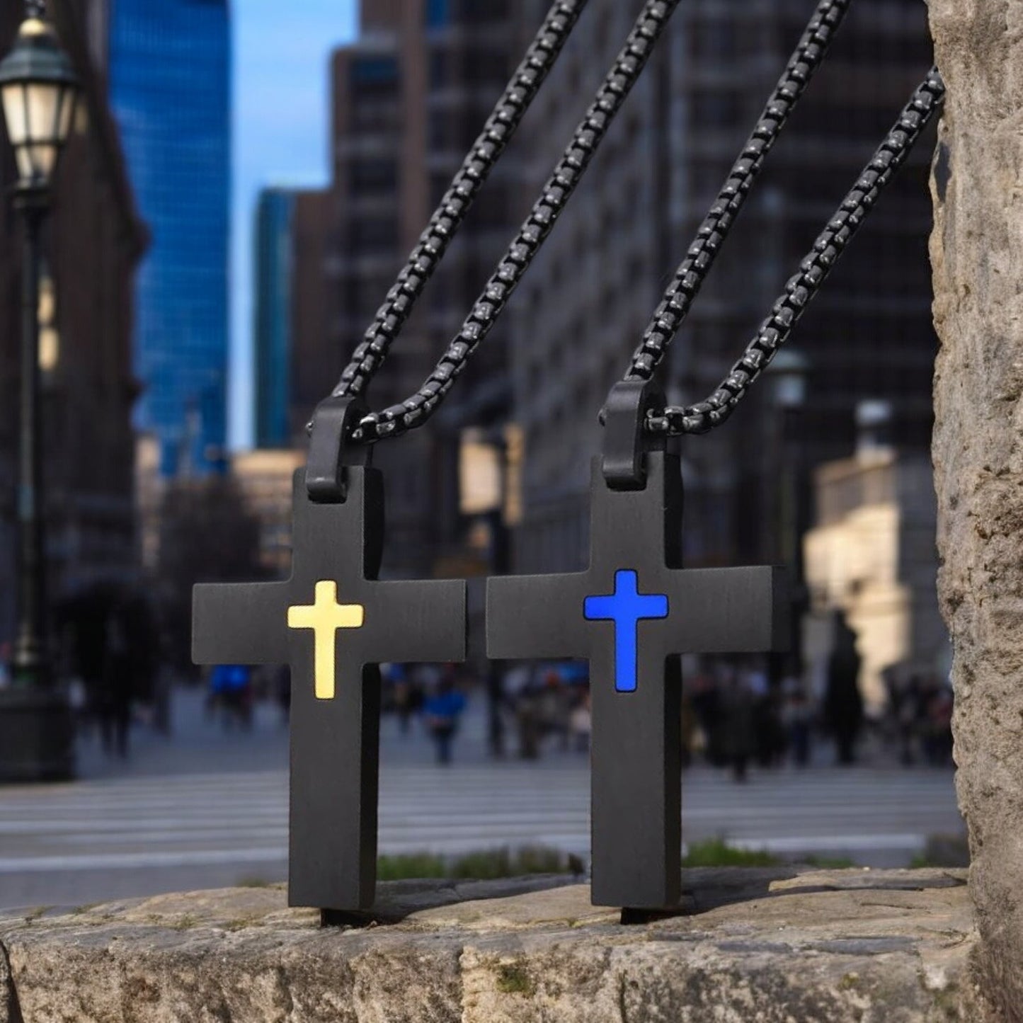 Collier homme- pendentif CROIX SUR CROIX™ : Élégance et spiritualité au bout d'une chaîne