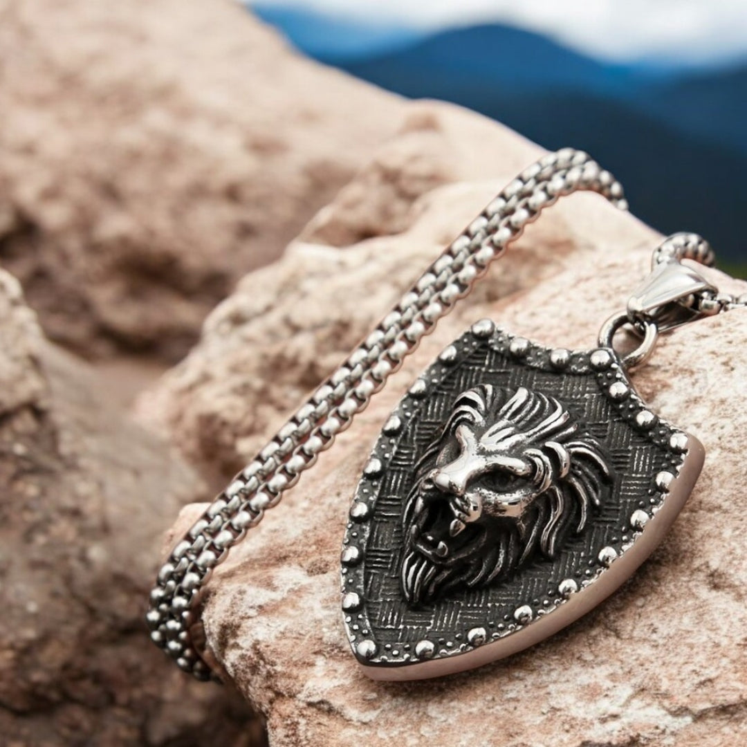 Collier hommes- pendentif BOUCLIER LION II™ ; Incarnez la Force et le Courage