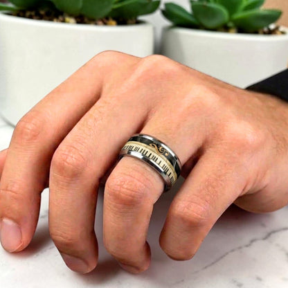 Bague tendance homme piano et clé de sol dorée main table marbre 