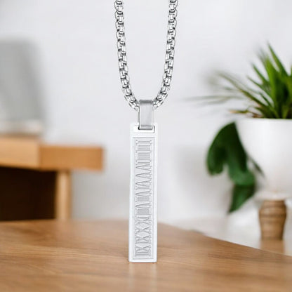 Collier homme- pendentif LE ROMANO™ ; Le pendentif rectangle à gravures élégantes