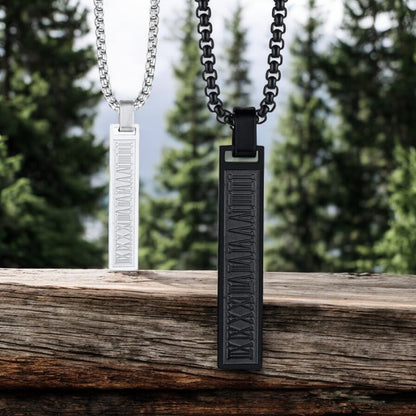 Collier homme- pendentif LE ROMANO™ ; Le pendentif rectangle à gravures élégantes