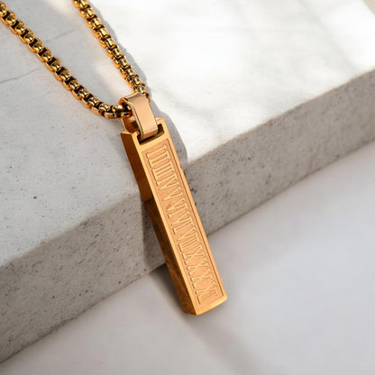 Collier homme- pendentif LE ROMANO™ ; Le pendentif rectangle à gravures élégantes